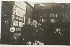 Emailleplaten aan de wand van Het Gooische Stempelhuis